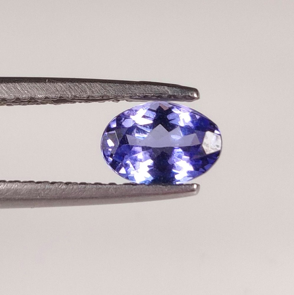 0.90 Ct Natural Tanzanite Oval Cut (1 of 2)