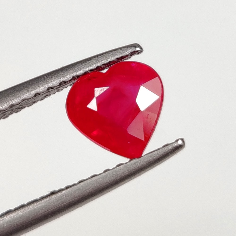 IGI CERTIFIED 1.00 Ct Natural Pinkish Red Ruby Heart Cut (1 of 4)