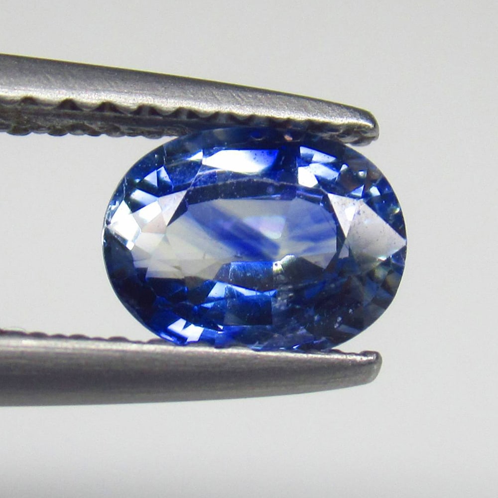 1.03 Ct Natural Blue Sapphire OVal Cut (1 of 2)