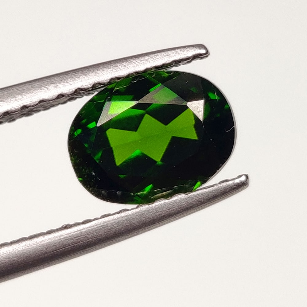 1.47 Ct Natural Green Chrome Diopside Oval Cut (1 of 2)