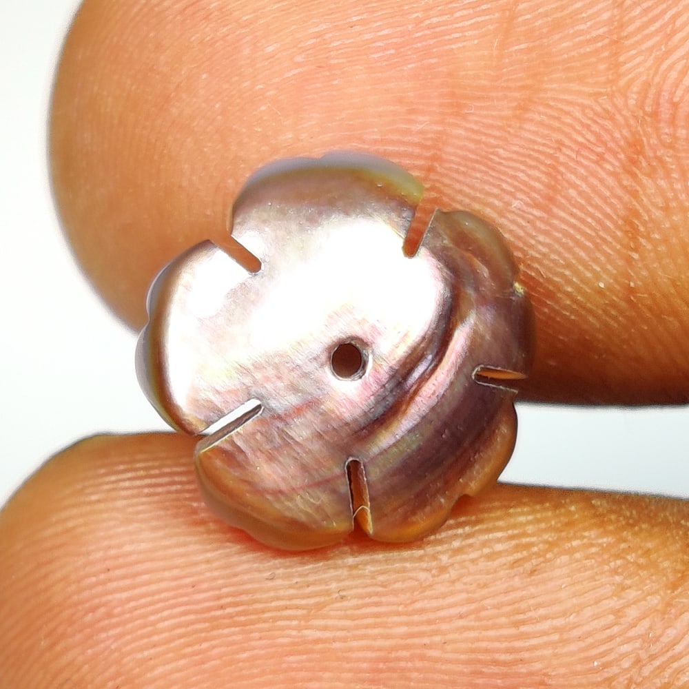 1.68 Ct Natural Shell Flower Carving (1 of 2)
