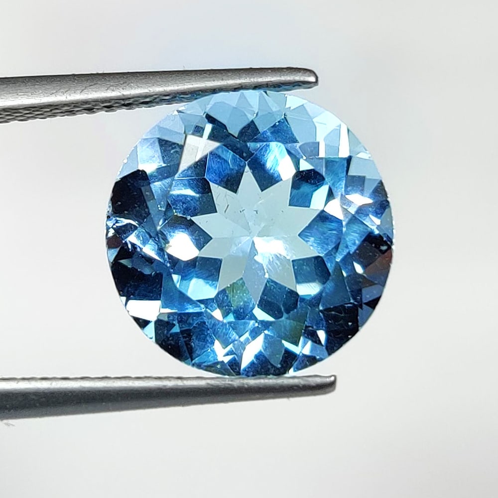 7.62 Ct Natural Blue Topaz Round Brilliant Cut (1 of 2)