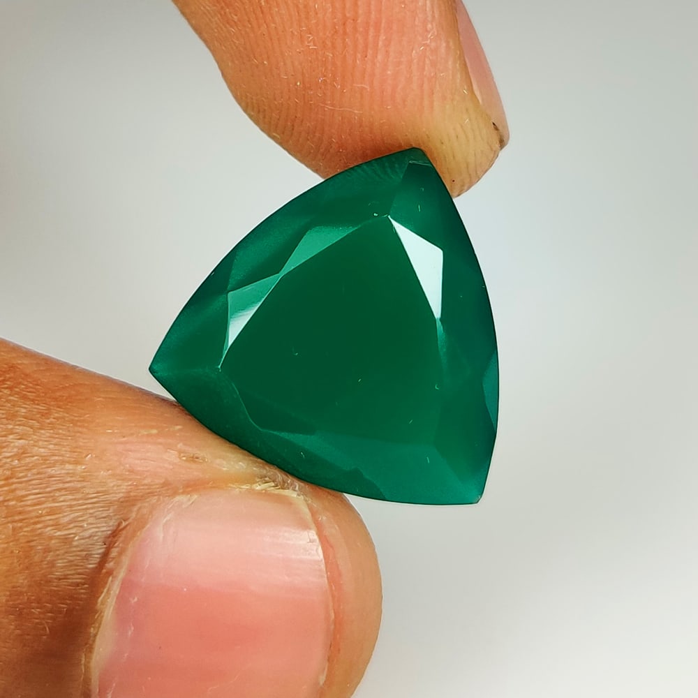 12.55 Ct Natural Green Onyx Trillion Cut (1 of 2)