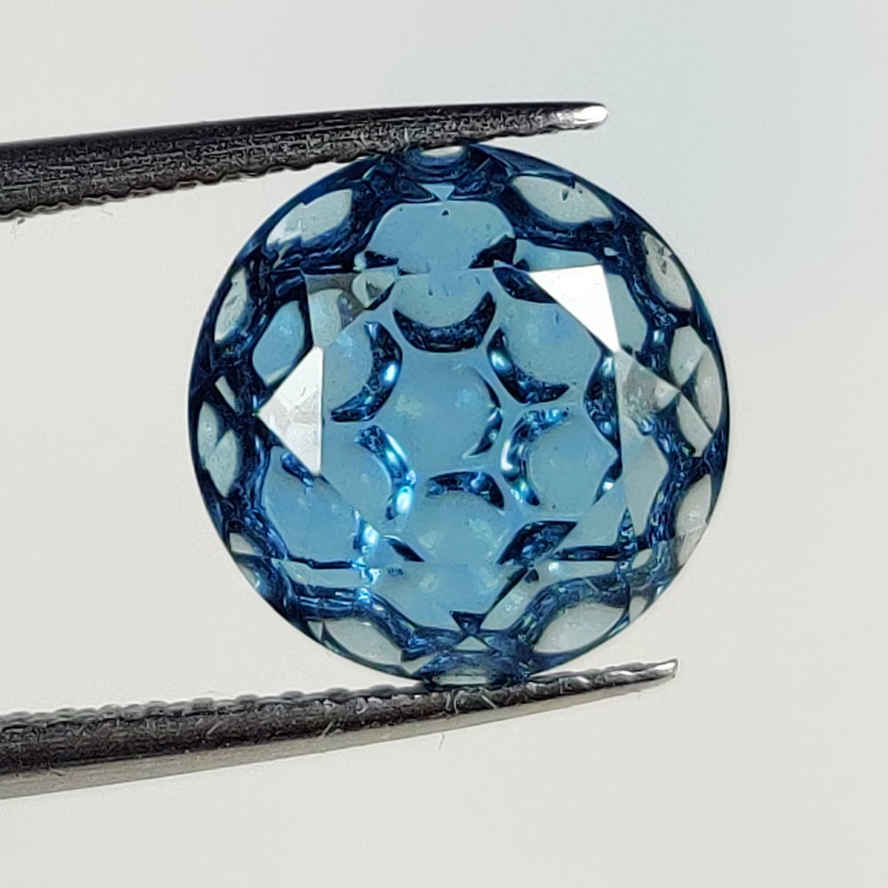 4.52 Ct Natural London Blue Topaz Round Carving Cab: Weight - 4.52 Ct / Dimensions - 10.10 x 10.10 x 5.30 mm / Shape - Round Carving Cab / Color - Blue / Clarity - VVS / Origin - Brazil / Treatment - Irradiated