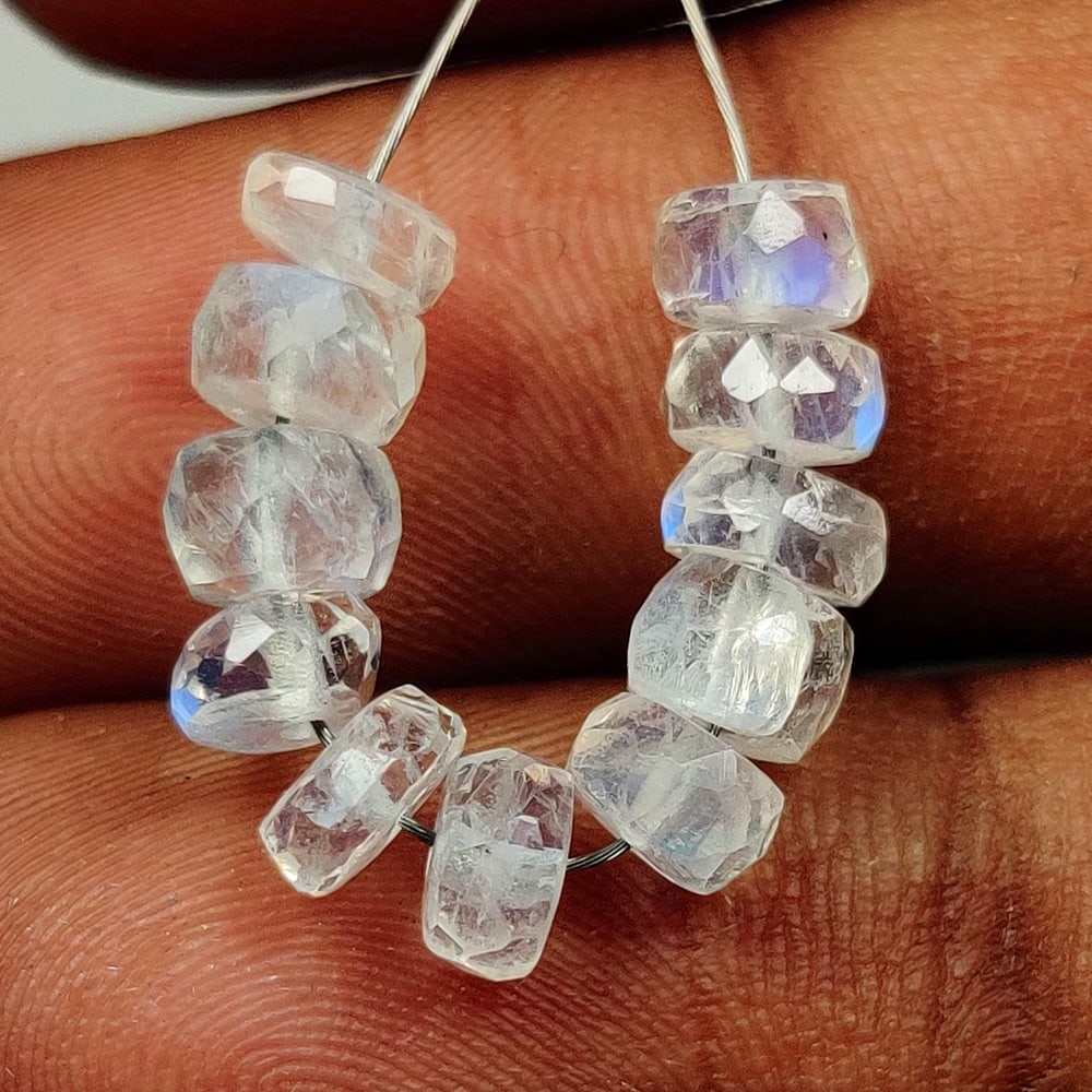 6.79 Ct Natural Blue Tint Moonstone Round Beads (1 of 2)