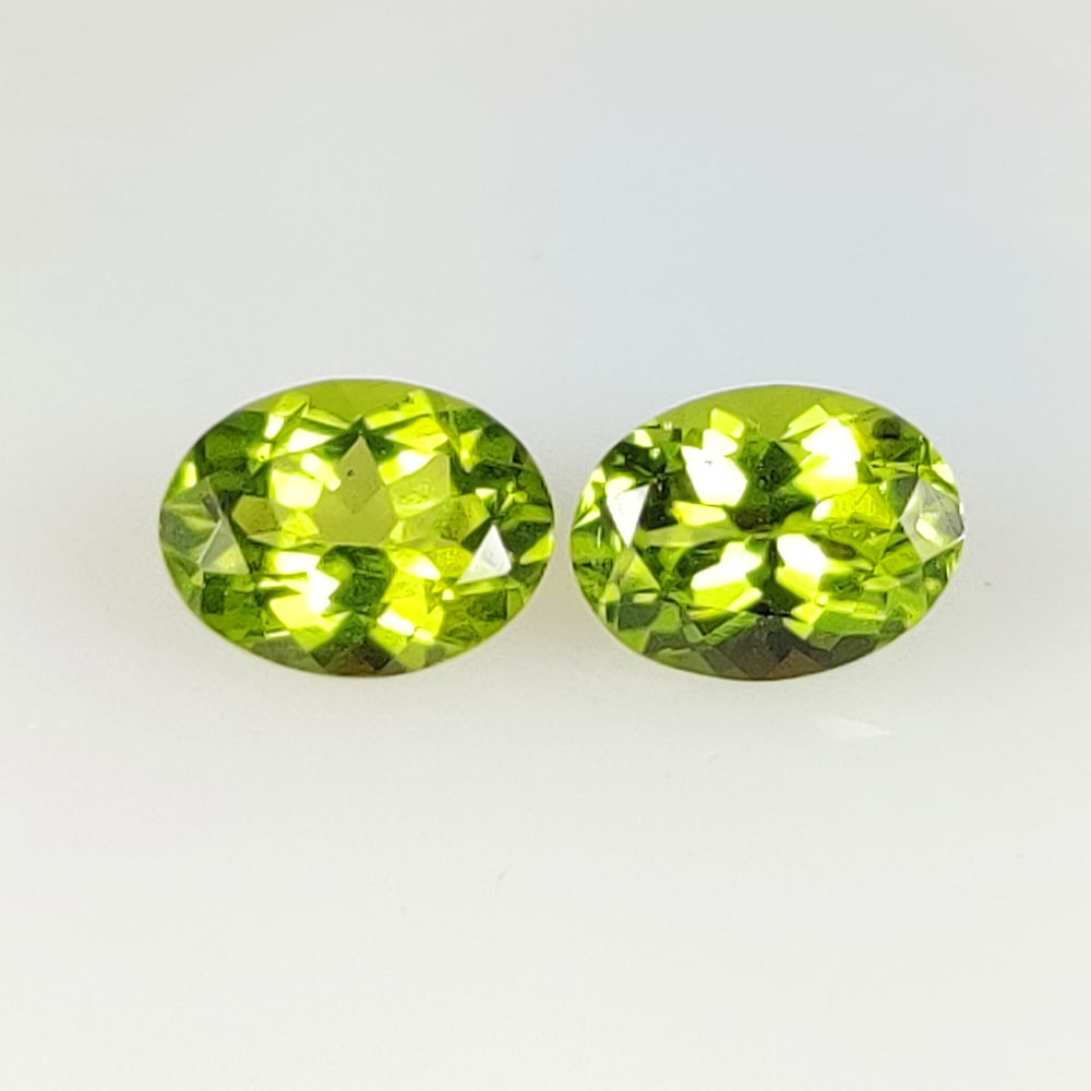 2.60 Ct Natural Green Peridot Oval Cut Pair (1 of 2)