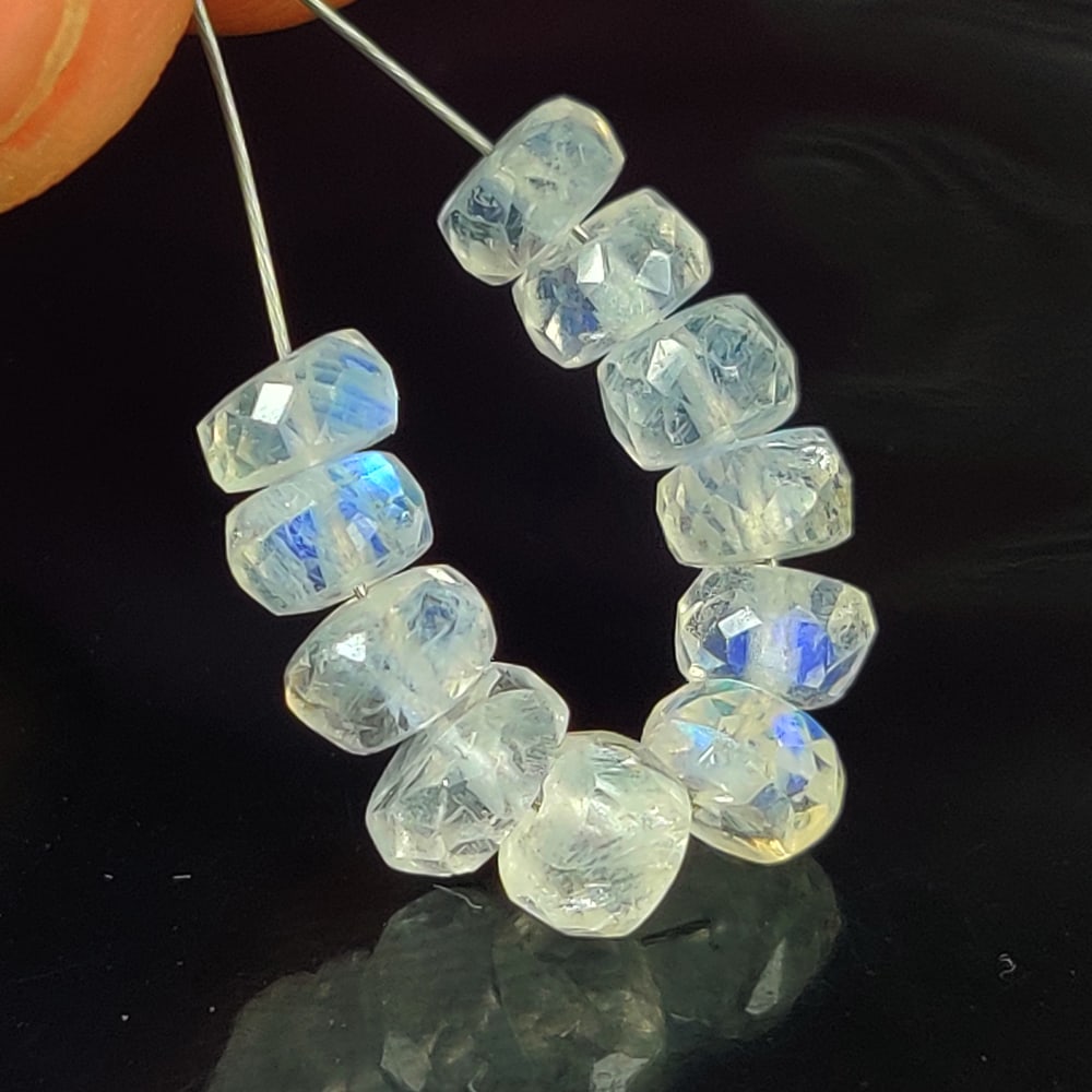 6.83 Ct Natural Blue Tint Moonstone Round Cut Beads (1 of 2)