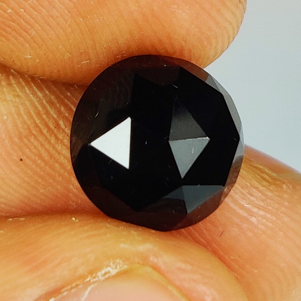 4.10 Ct Natural Black Onyx Round Cut: Weight - 4.10 Ct / Dimensions - 9.90 x 9.90 x 6.70 mm / Shape - Round Cut / Color - Black / Clarity - OPaque / Origin - Brazil / Treatment - None