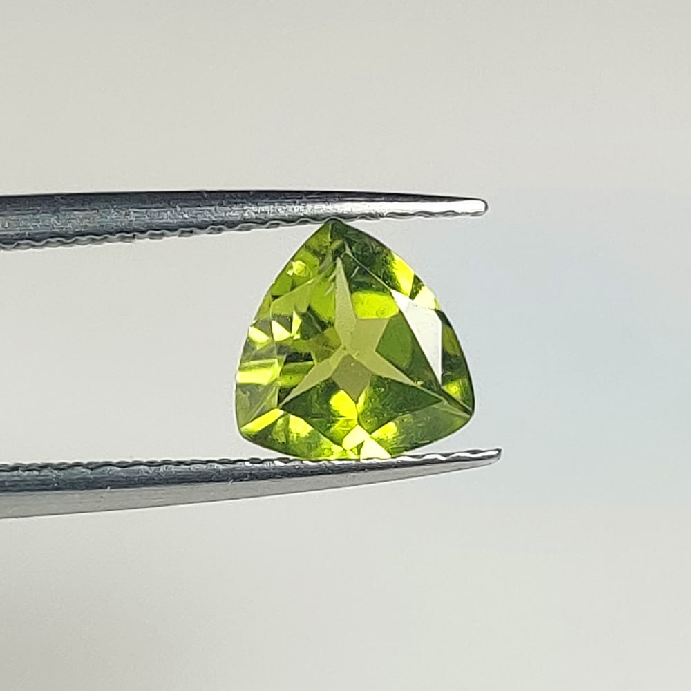 1.03 Ct Natural Green Peridot Trillion Cut (1 of 2)