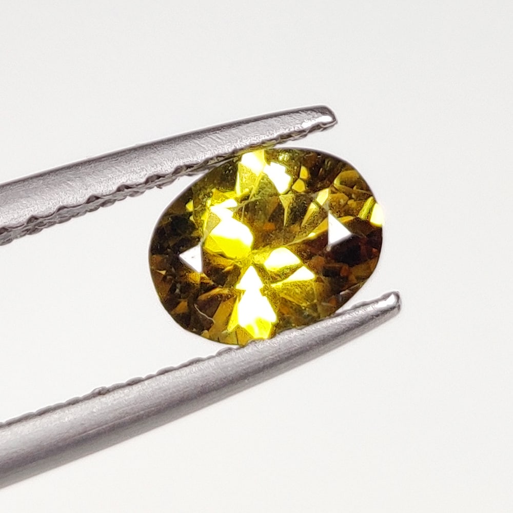 0.75 Ct Natural ChrysoBeryl Oval Cut: Weight : 0.75 Ct / Dimensions : 6.50 x 5.00 x 3.00 mm / Shape : Oval Cut / Color : deep Yellow / Transparency : Transparent / Comments : Heated