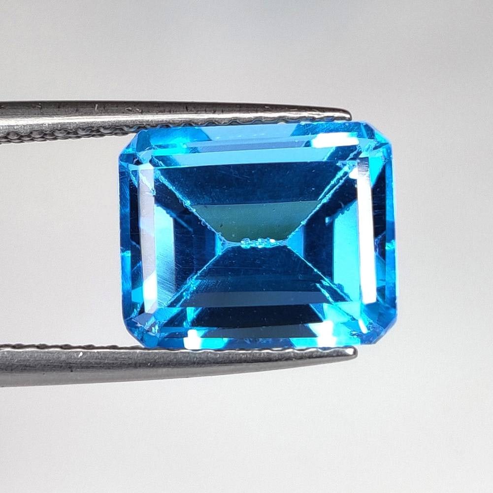 5.04 Ct Natural Blue Topaz Octagon Cut (1 of 2)