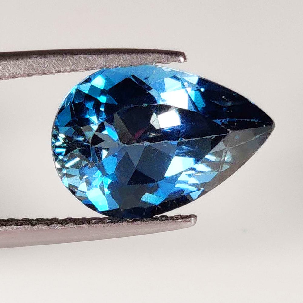 5.06 Ct Natural London Blue Topaz Pear Cut: Weight - 5.06 Ct / Dimensions - 12.60 x 9.00 x 6.50 mm / Shape - Pear Cut / Color - Blue / Clarity - VVS / Origin - Brazil / Treatment - Irradiated