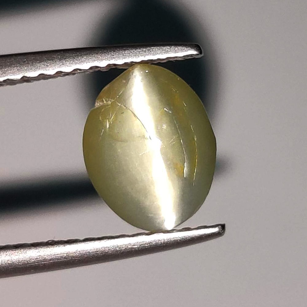 1.36 Ct Natural Chrysoberyl Catseye Oval Cab: weight - 1.36 Ct / Dimensions - 8.40 x 6.30 x 1.00 mm / Shape - Excellent Oval Cab / Origin - India / Treatment - None