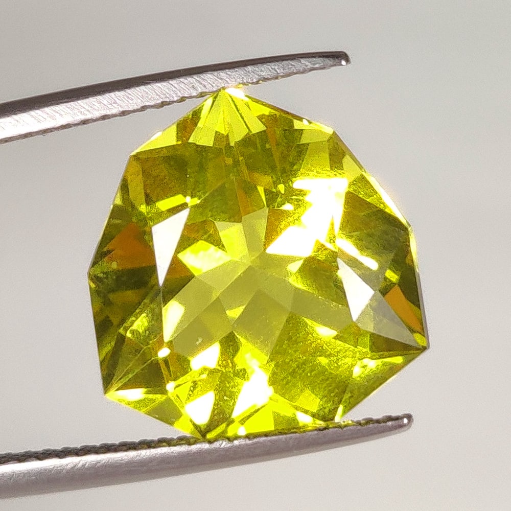 9.32 Ct Natural Lemon Quartz Fancy Trillion Cut (1 of 2)