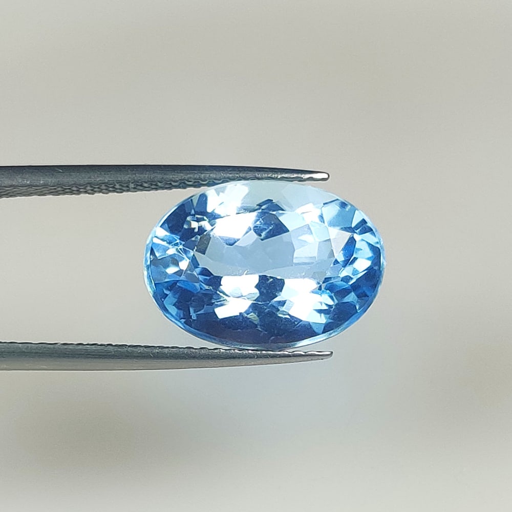 8.57 Ct Natural Blue Topaz Oval Cut: Weight - 8.57 Ct / Dimensions - 14.50 x 10.40 x 7.50 mm / Shape - Oval Cut / Color - Blue / Clarity - VVS / Origin - Brazil / Treatment - Irradiated