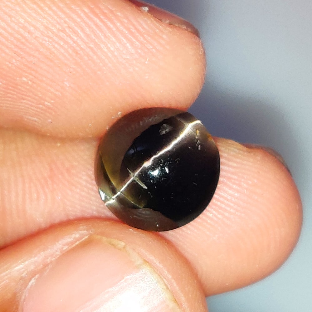 5.71 Ct Natural Sillimanite Catseye Round Cab: weight - 5.71 Ct / Dimensions - 10.20 x 10.20 x 6.90 mm / Shape - Excellent Round Cab / Origin - Sri Lanka / Treatment - None