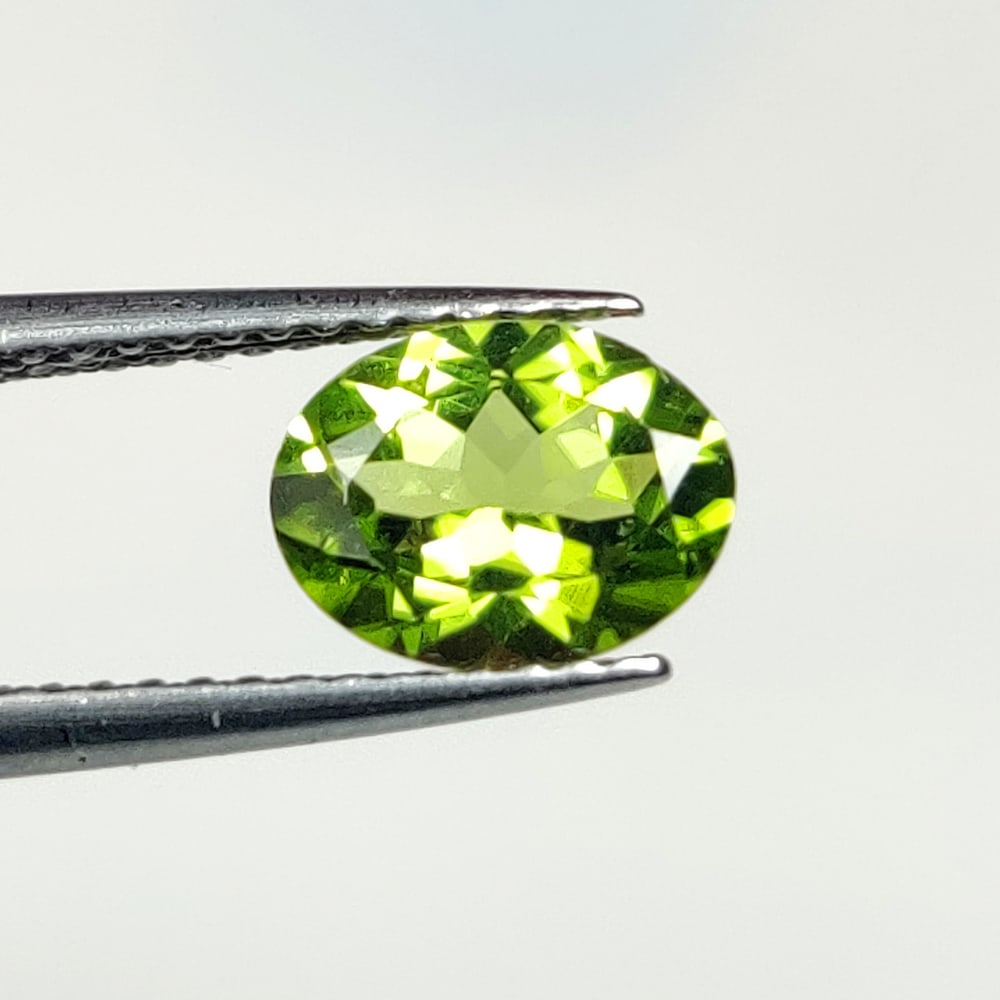 1.25 Ct Natural Green Peridot Oval Cut (1 of 2)