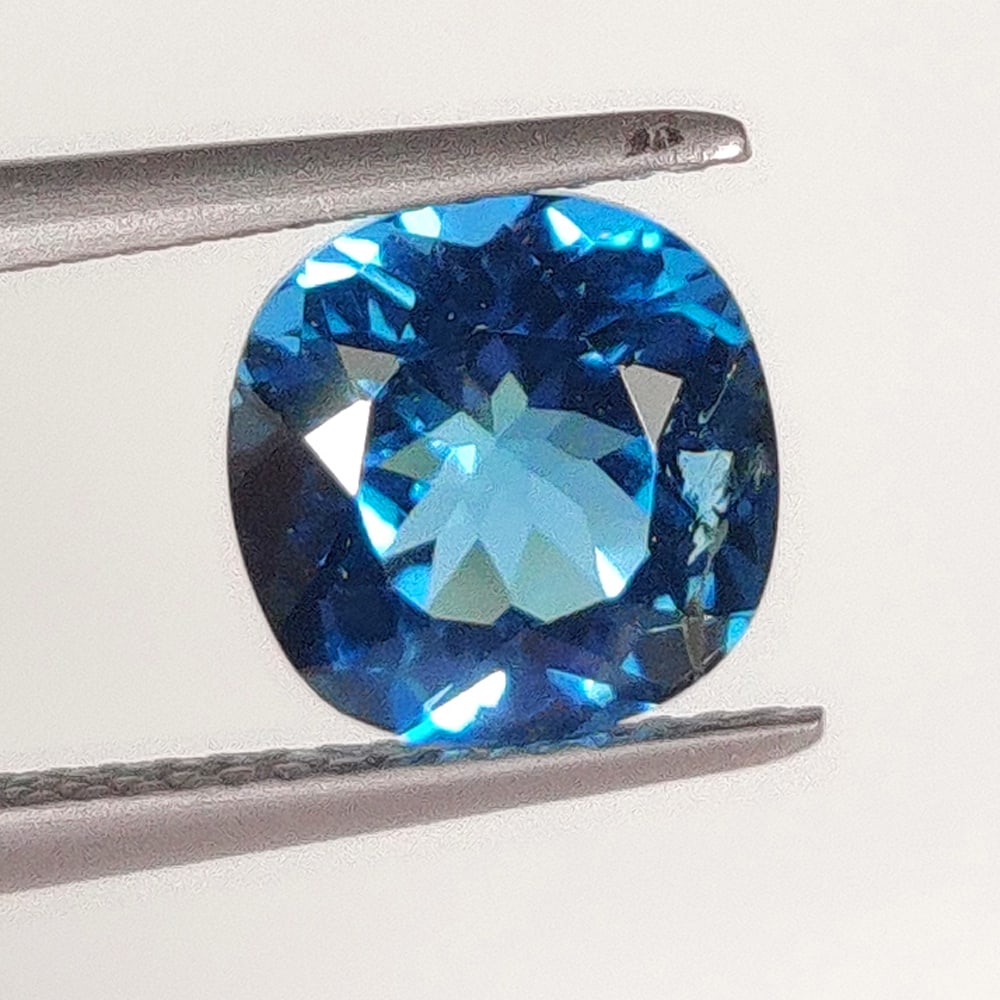 3.28 Ct Natural London Blue Topaz Cushion Cut: Weight - 3.28 Ct / Size - 8.50 x 8.50 x 6.00 mm / Shape - Cushion Cut / Color - Blue / Clarity - VVS / Origin - Brazil / Treatment - Irradiated