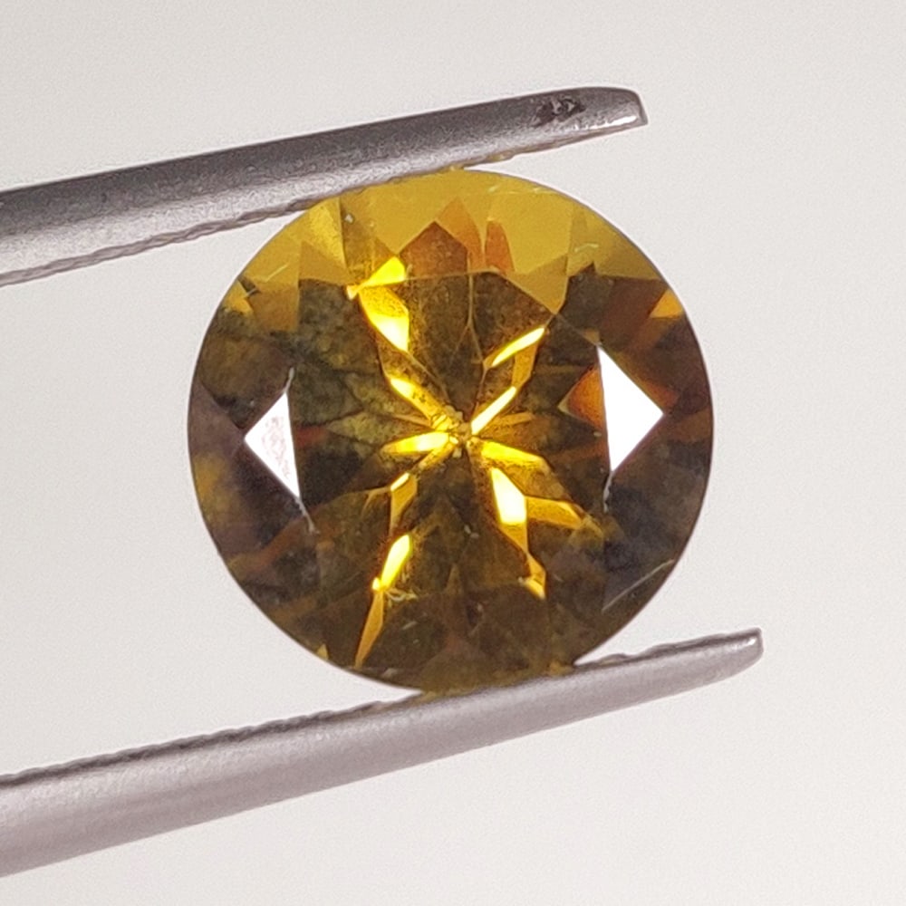 2.28 Ct Natural Yellow Citrine Round cut: Weight - 2.28 Ct / Size - 9.10 x 9.10 x 5.00 mm / Shape - Round Cut / Color - Yellow / Clarity - VVS / Origin - Brazil / Treatment - Heated