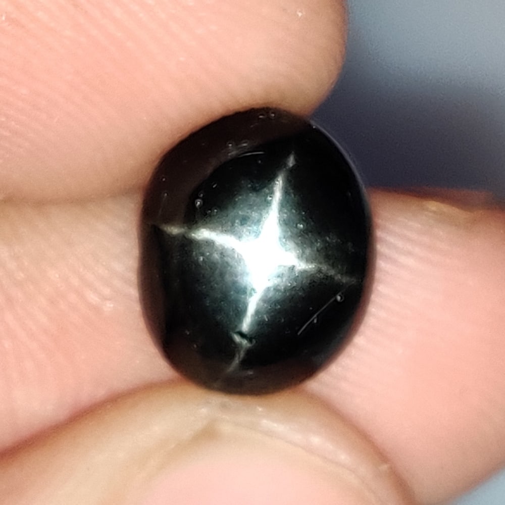 4.17 Ct Natural Star Diopside Oval Cab: weight - 4.17 Ct / Size -11.00 x 9.10 x 4.90 mm / Shape - Excellent Oval Cab / Origin - India / Treatment - None