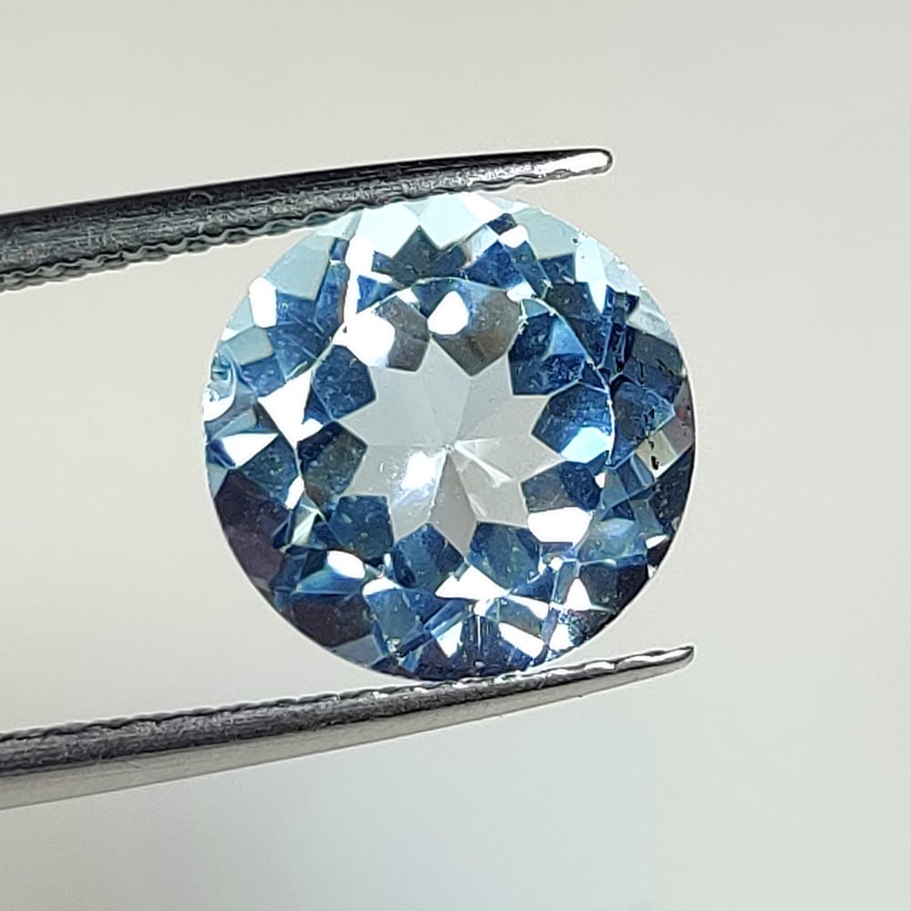 4.61 Ct Natural Blue Topaz Round Cut: Weight - 4.61 Ct / Dimensions - 10.30 x 10.30 x 6.20 mm / Shape & Cut - Round Cut / Color - Blue / Transparency - VVS / Origin - Brazil / Comments - Irradiated