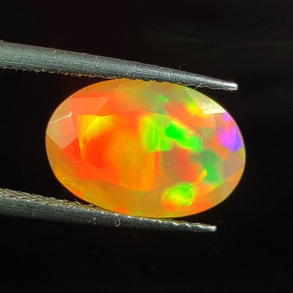 2.61 Ct Natural Multicolor Welo Opal Flash Fire Oval Cut (1 of 3)