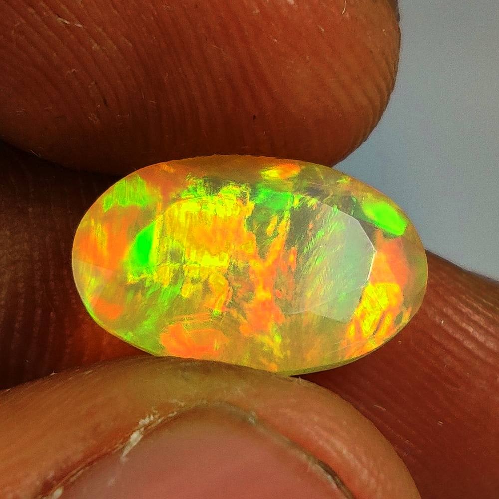 2.75 Ct Natural Multicolor Welo Opal Top Fire Oval Cut: Weight - 2.75 Ct / Size - 13.10 x 8.70 x 5.60 mm / Shape - Oval Cut / Color - Multicolor / Clarity - Translucent / Origin - Ethiopia / Treatment - None