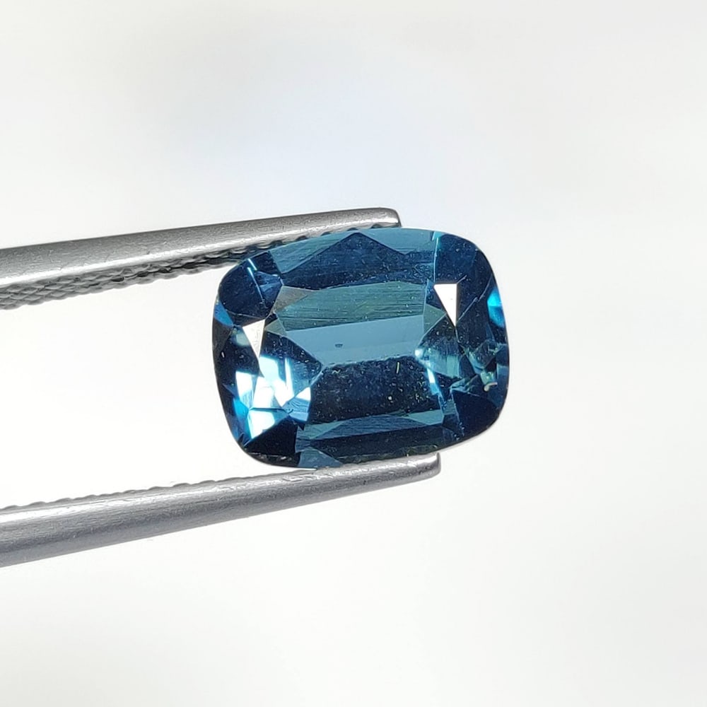 4.22 Ct Natural London Blue Topaz Cushion Cut: Weight - 4.22 Ct / Dimensions - 9.90 x 8.00 x 5.90 mm / Shape - Cushion Cut / Color - Blue / Clarity - VVS / Origin - Brazil / Treatment - Irradiated