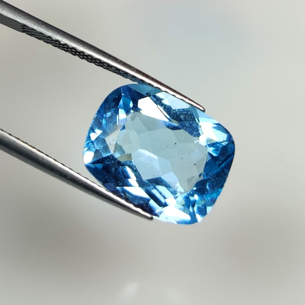 9.17 Ct Natural Blue Topaz Cushion Cut: Weight - 9.17 Ct / Size - 14.00 x 11.00 x 6.90 mm / Shape - Cushion Cut / Color - Blue / Clarity - VVS / Origin - Brazil / Treatment - Irradiated