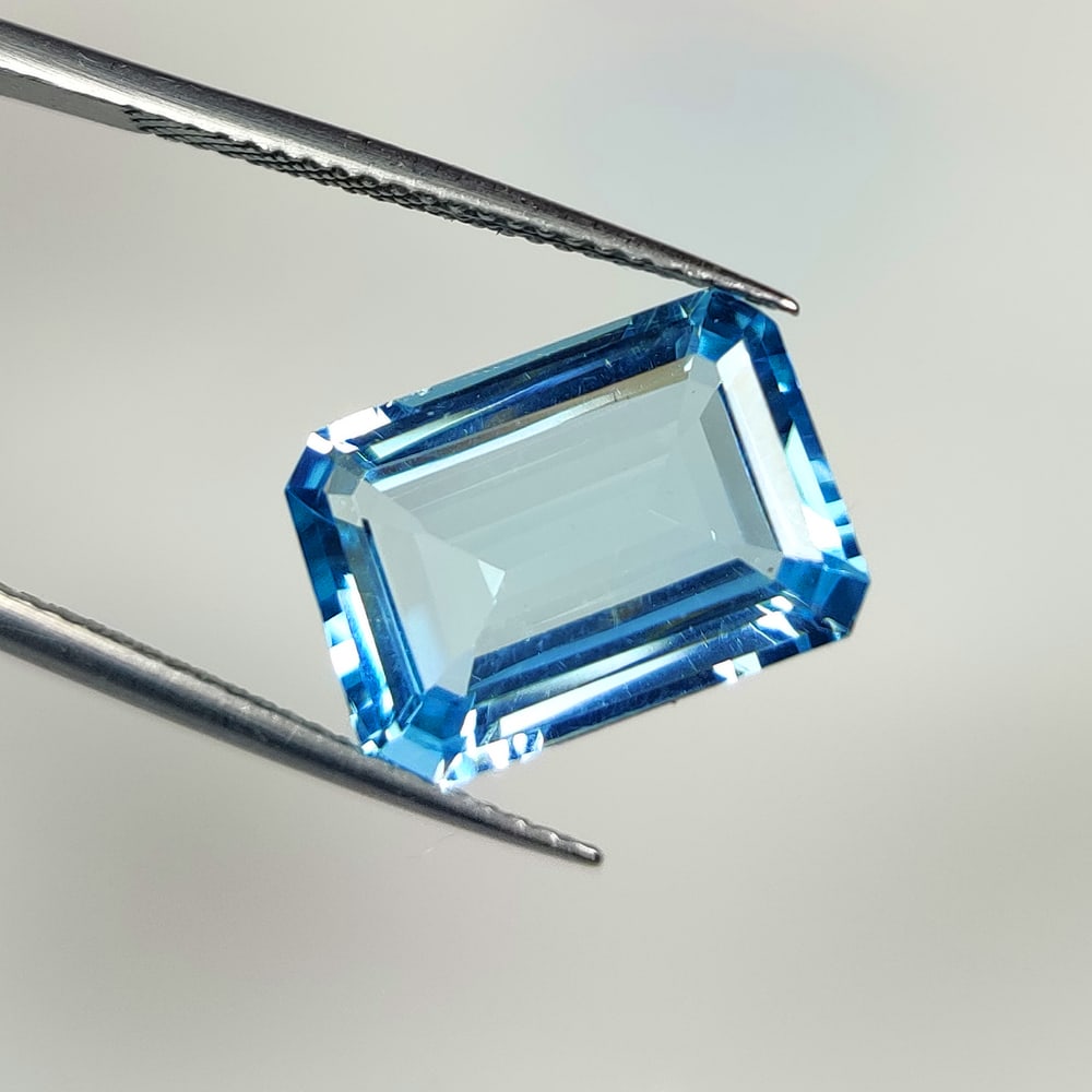 7.35 Ct Natural Blue Topaz Octagon Cut (1 of 2)