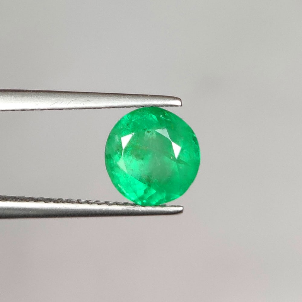 2.77 Ct Natural Zambian Good Green Emerald Round Cut: Weight - 2.77 Ct / Dimensions -8.60 x 8.40 x 6.20 mm/ Shape - Round Cut / Color - Green / Clarity -SI / Origin - Zambia / Treatment - Natural Emeralds are commonly enhanced by oil