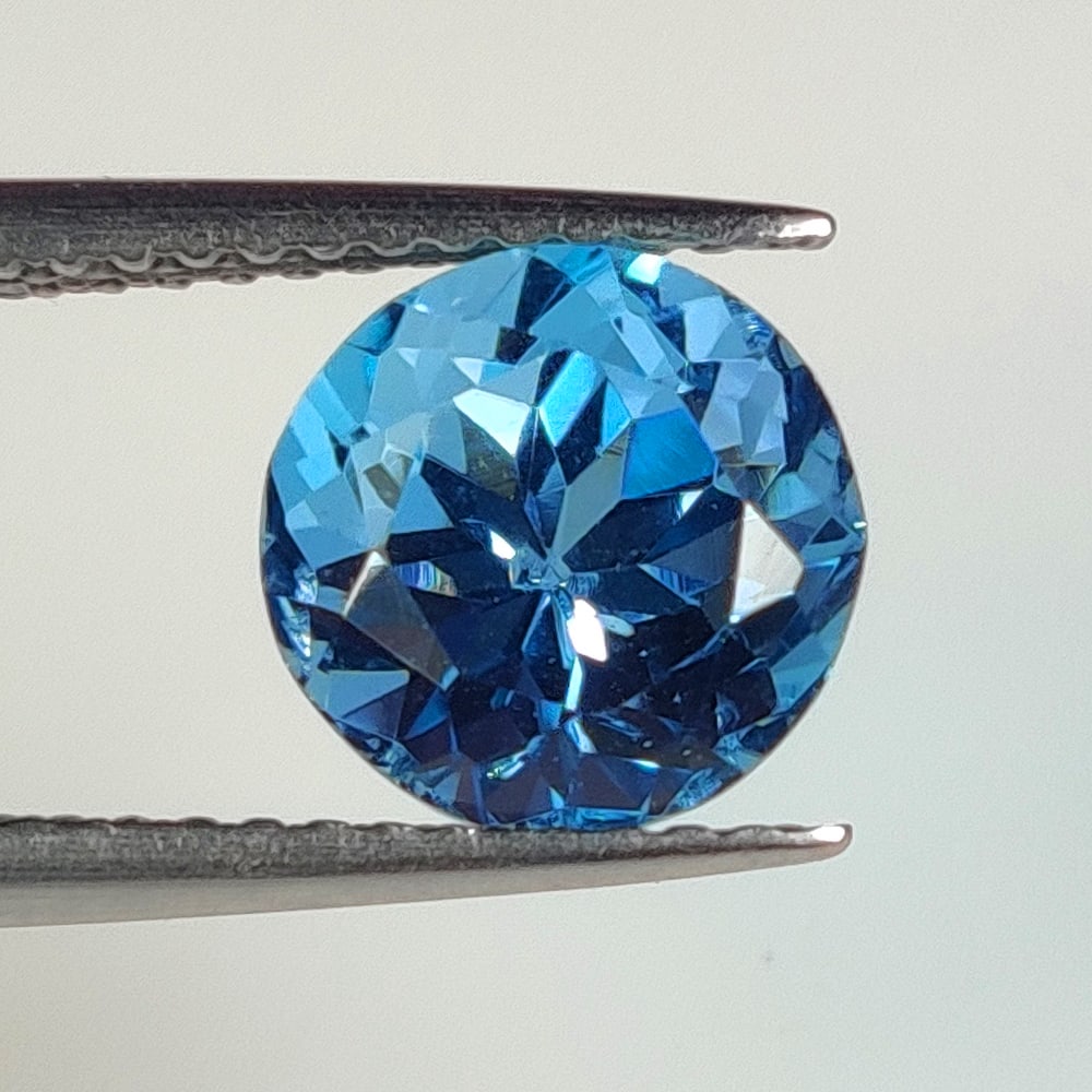 2.97 Ct Natural London Blue Topaz Round Cut: Weight : 2.97 Ct / Dimensions : 8.00 x 8.00 x 6.80 mm / Shape : Round Cut / Color : Blue / Transparency : VVS / Treatment : Irradiated