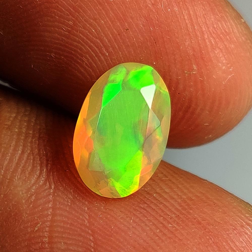 1.55 Ct Natural Multicolor Welo Opal Flash Fire Oval Cut (1 of 3)