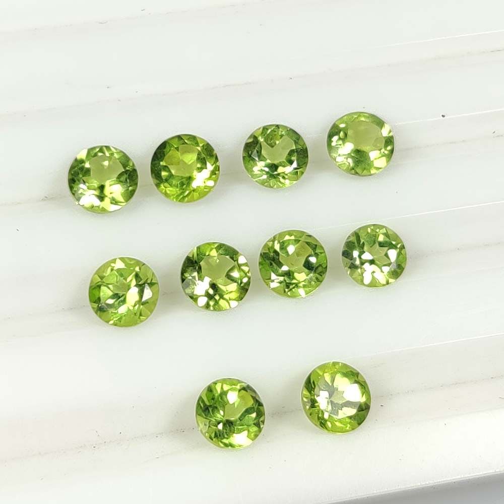 5.48 Ct Natural Green Peridot Round Cut Set (1 of 3)