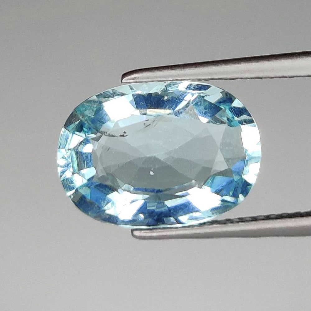 4.45 Ct Natural Blue Topaz Oval Cut: Weight - 4.45 Ct / Size - 13.50 x 9.60 x 6.00 mm / Shape - Oval Cut / Color - Blue / Clarity - VVS / Origin - Brazil / Treatment - Irradiated