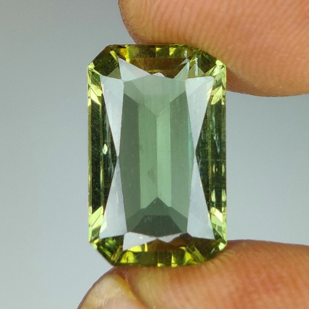 5.48 Ct Natural Green Apatite Octagon Cut (1 of 2)