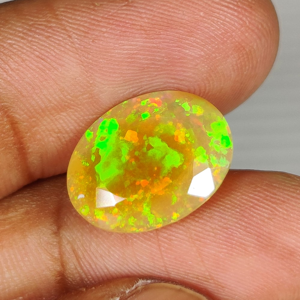 5.60 Ct Natural Multicolor Welo Opal Flash Fire Oval Cut (1 of 3)