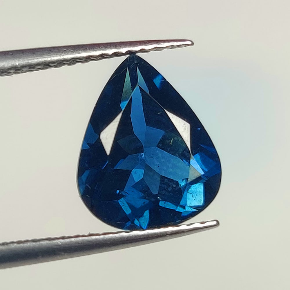 3.44 Ct Natural London Blue Topaz Pear Cut: Weight : 3.44 Ct / Dimensions : 10.90 x 8.80 x 5.40 mm / Shape : Pear Cut / Color : Blue / Transparency : VVS / Treatment : Irradiated