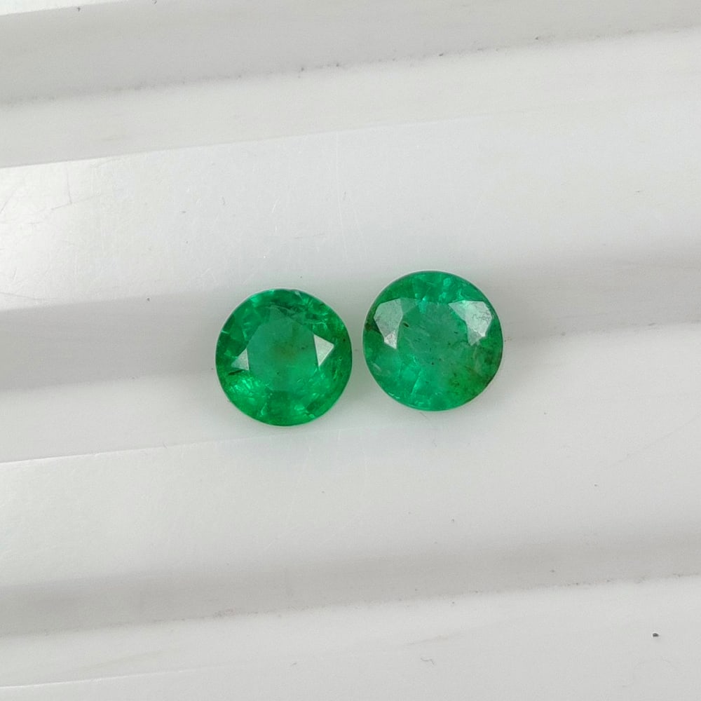 0.77 Ct Natural Zambian Top Green Emerald-Round Pair: Weight - 0.77 Ct / Dimensions - 4.60 x 4.60 x 2.70 mm/ 2 Pc's / Shape - Round Cut / Color - Green / Clarity - SI / Origin - Zambia / Treatment - Natural Emeralds are commonly enhanced by oil