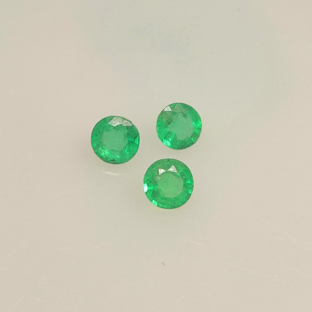0.91 Ct Natural Zambian Emerald Round cut Set: Weight - 0.91 Ct / Size - 4.1x2.6 - 4.2x3.1 mm / 3 PC's / Shape - Round Cut / Color - Green / Clarity - SI / Origin - Zambia / Treatment - Natural Emeralds are commonly enhanced by oil