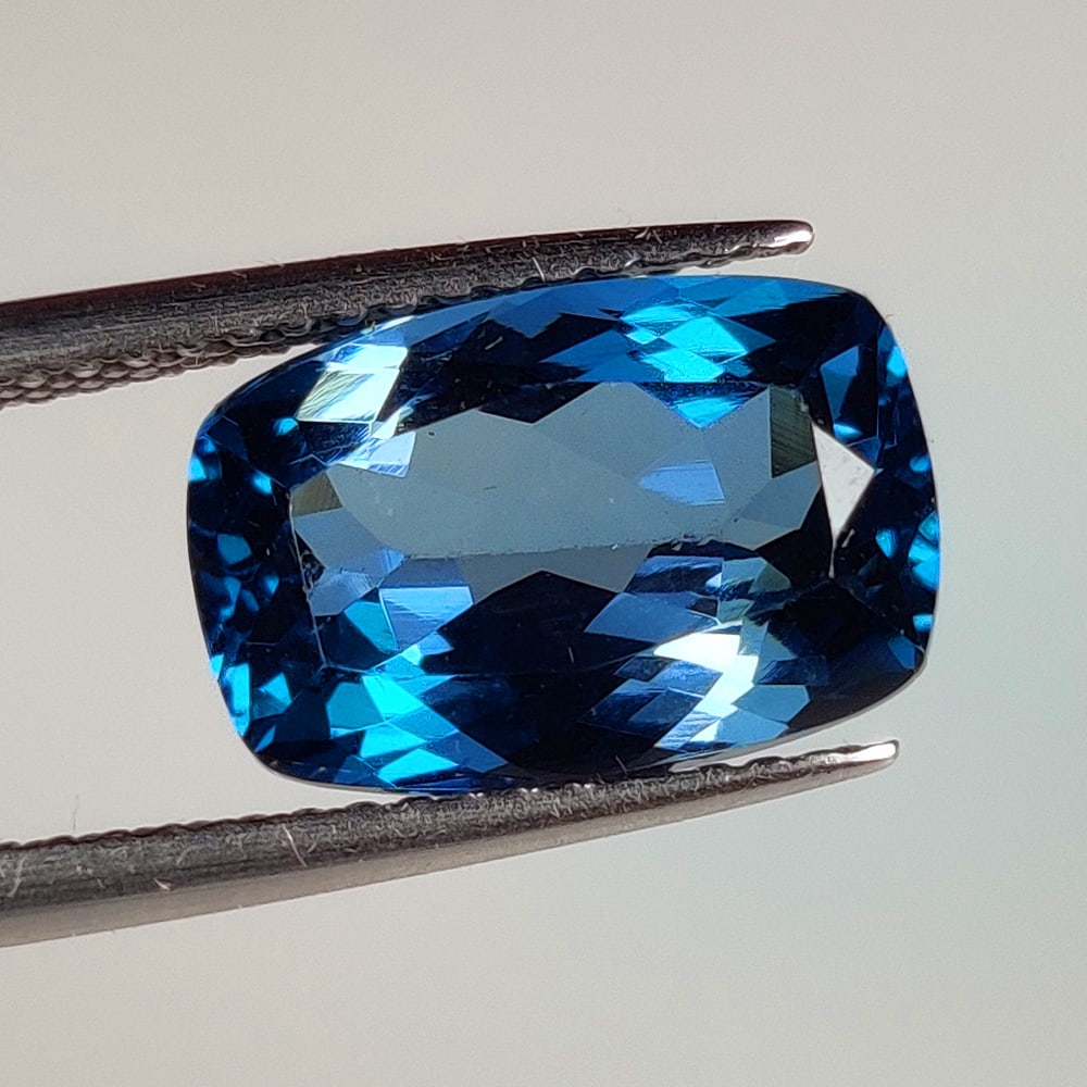 5.25 Ct Natural London Blue Topaz Cushion Cut: Weight : 5.25 Ct / Dimensions : 11.90 x 7.90 x 5.90 mm / Shape : Cushion Cut / Color : Blue / Transparency : VVS / Treatment : Irradiated
