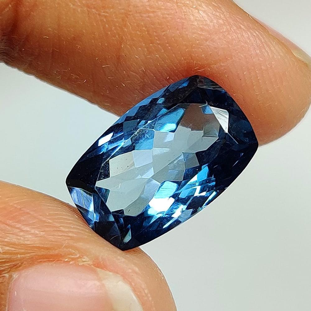 4.25 Ct Natural London Blue Topaz Cushion Cut: Weight : 4.25 Ct / Dimensions : 11.90 x 7.70 x 5.40 mm / Shape : Cushion Cut / Color : Blue / Transparency : VVS / Treatment : Irradiated