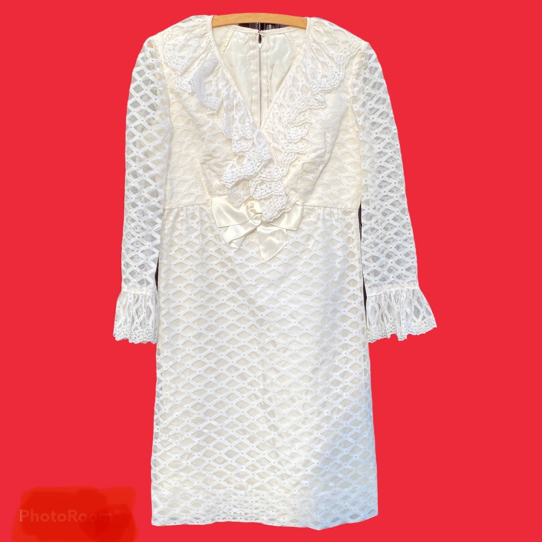 Vintage 1960s White Cocktail Party Dress: Vintage 1960s White Cocktail Party Dress. No tags. Metal zipper. Very good conditions. This dress would fit a modern sizes 8-10.