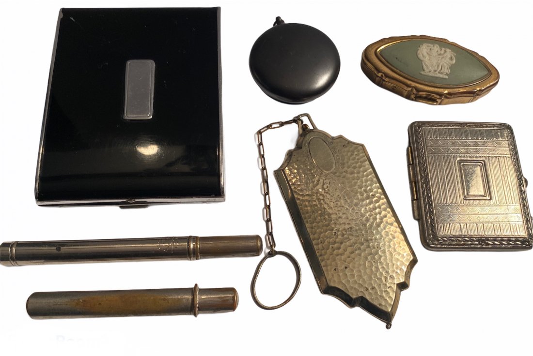 Lot of Vintage Compacts, Lipsticks & Cigarette Holder: Lot of Vintage Compacts, Lipsticks & Cigarette Holder. Various sizes and conditions. Victorian and Art Deco.