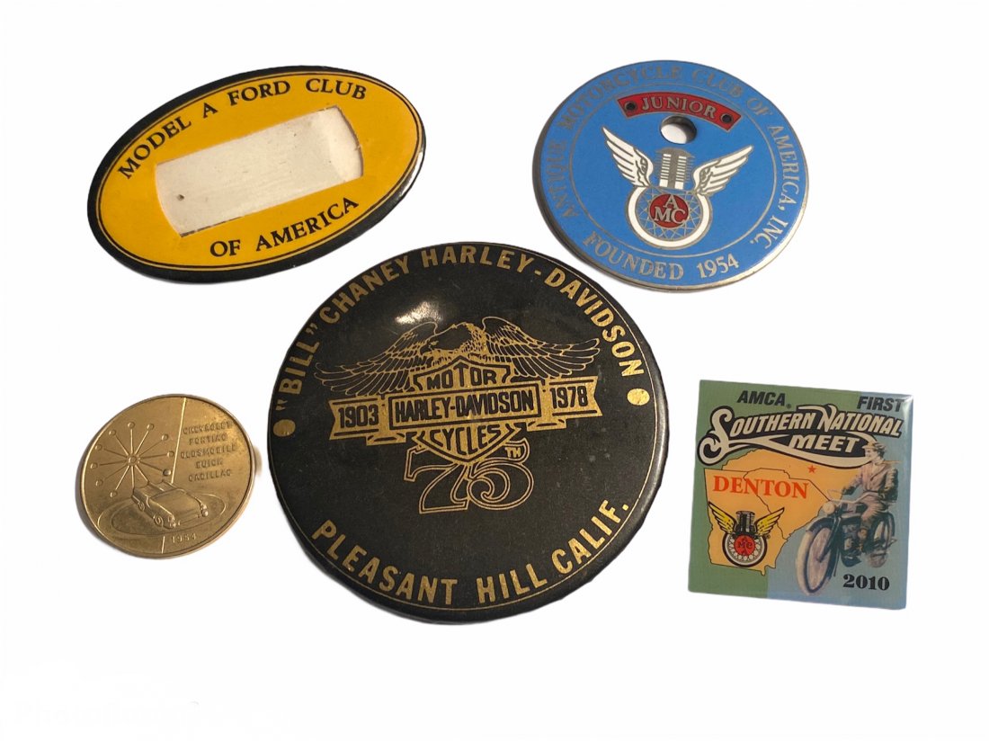 Lot Vintage Motorcycle and Automobile Pins Medal Emblem: 5 Piece Lot Vintage of Motorcycle and Automobile Pins, Medal and Emblem. Various sizes and condition. Includes 1978 Harley Davidson pin, Motorama of 1954 Chevrolet medal and more.