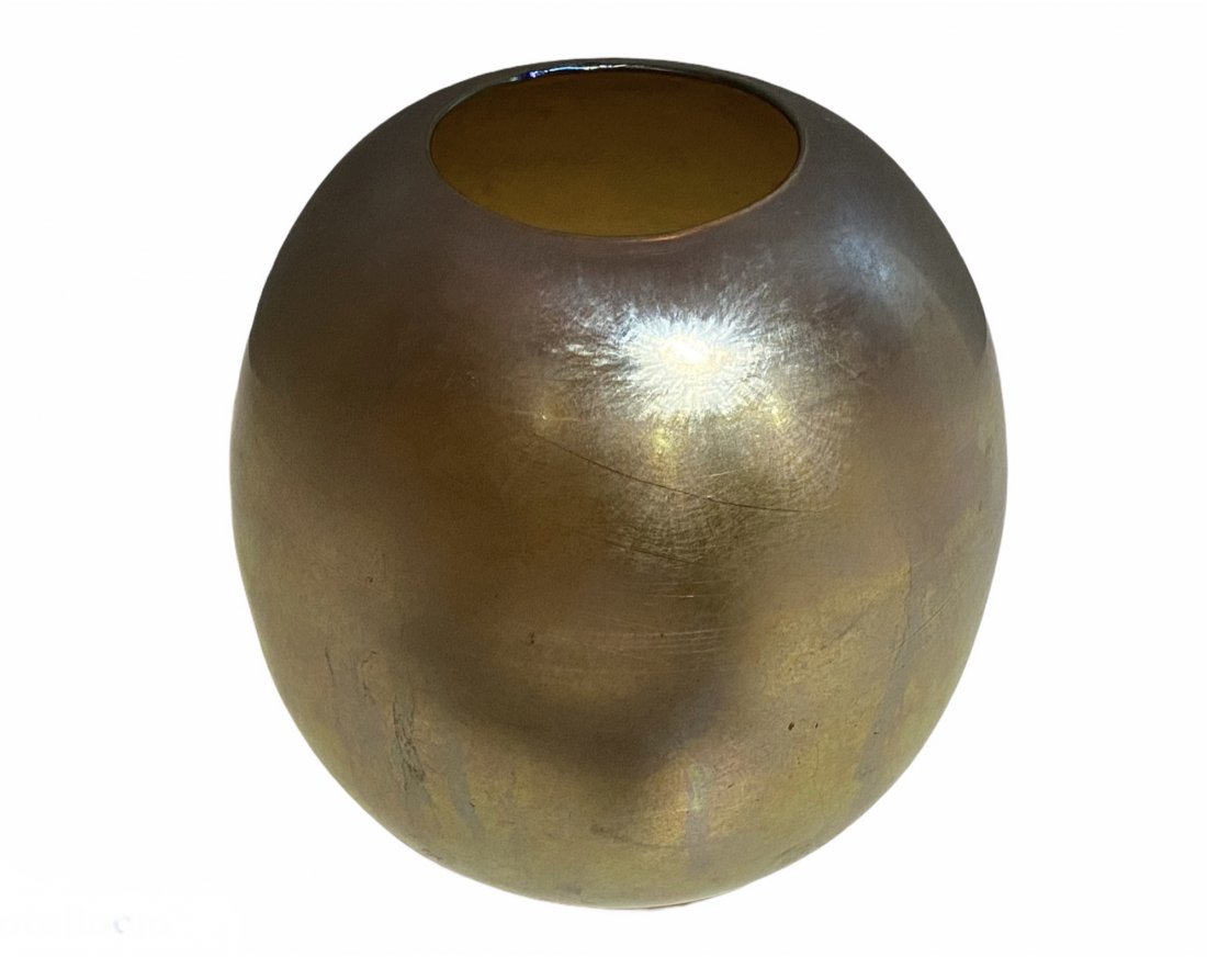 Durand Art Glass Gold Aurene Vase Signed: Durand Art Glass Gold Aurene Vase Signed. It measures 6 inches tall by 5 inches in diameter.