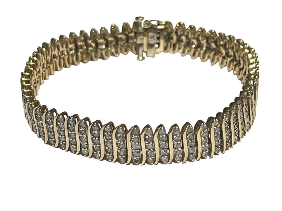 14K Gold Natural Diamonds Tennis Bracelet: 14K Gold Natural Diamonds Tennis Bracelet. Marked 14K. 22.7g/14.6dwt 7 inches long. Missing one small diamond at the clasp. See the picture.
