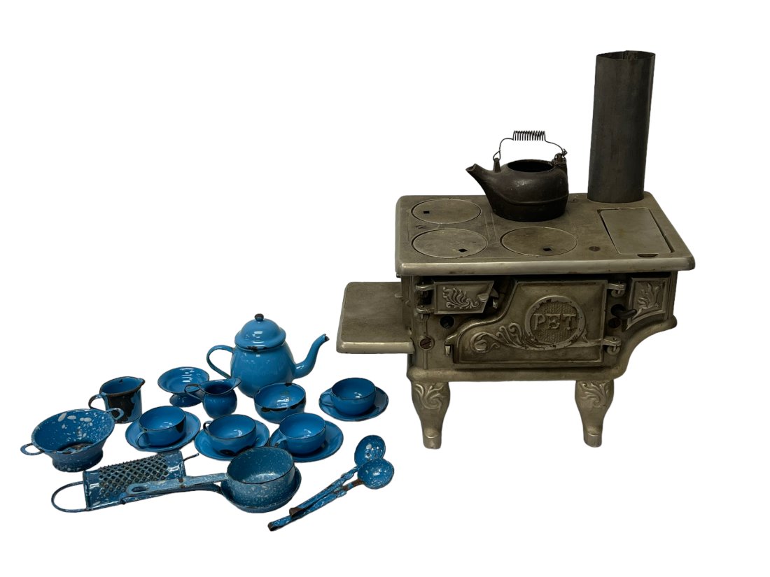 PET Cast Iron Toy Stove Range and a Lot of Toy Enamel Cookware (1 of 7)