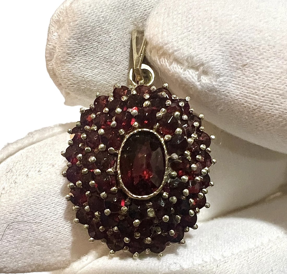 Estate Vintage 14K Gold Bohemian Garnet Pendant: Estate Vintage 14K Gold Bohemian Garnet Pendant. 4.7g/3dwt. It measures 1 inch including the bail.