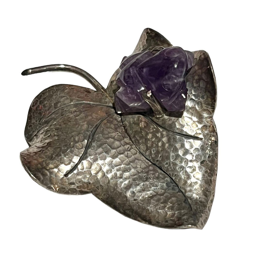 Beckmann Sterling Silver Leaf Brooch with a Carved Amethyst Frog (1 of 11)